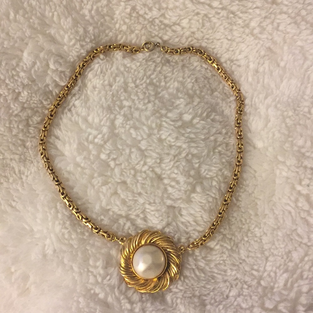 Beautiful Chanel Choker Necklace w/ faux pearl